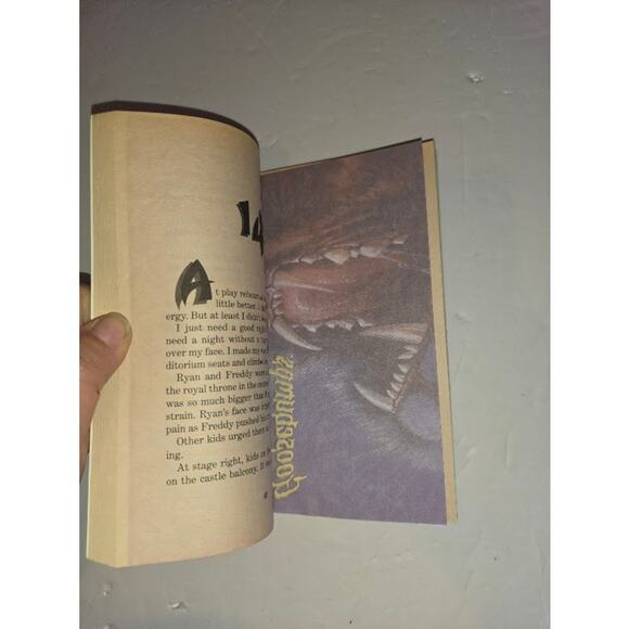 Goosebumps Series 2000 #1 Cry of the Cat w/ iron-on decal 1st Printing - Picture 3 of 4